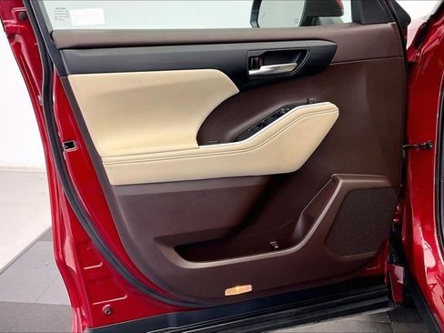 Used 2021 Toyota Highlander XLE image 26