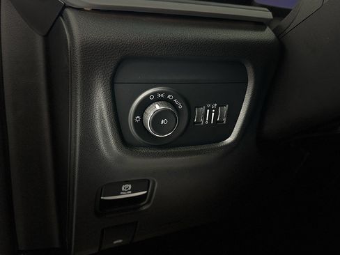 Used 2023 Jeep Grand Cherokee L Limited AWD/4WD image 15