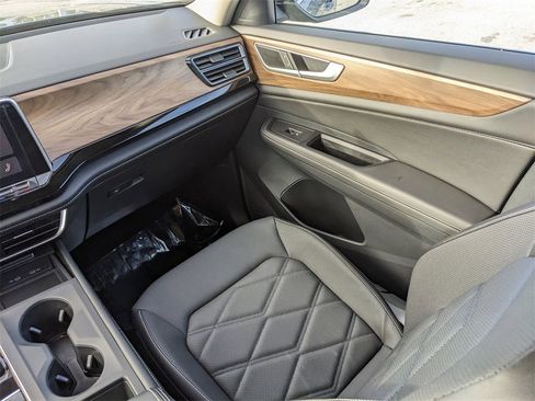 Certified 2024 Volkswagen Atlas SE image 15