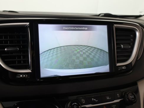 Used 2023 Chrysler Pacifica Touring-L FWD image 6