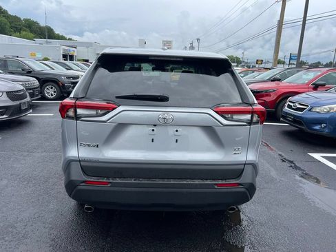 Used 2024 Toyota RAV4 LE AWD/4WD image 4