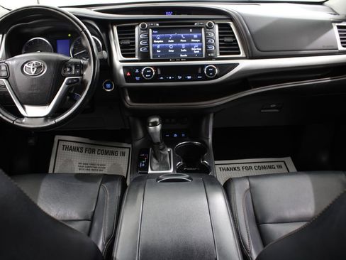 Used 2017 Toyota Highlander XLE image 2