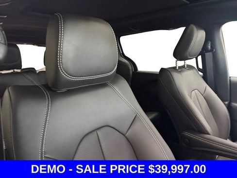 Used 2026 Chrysler Pacifica Select FWD image 7