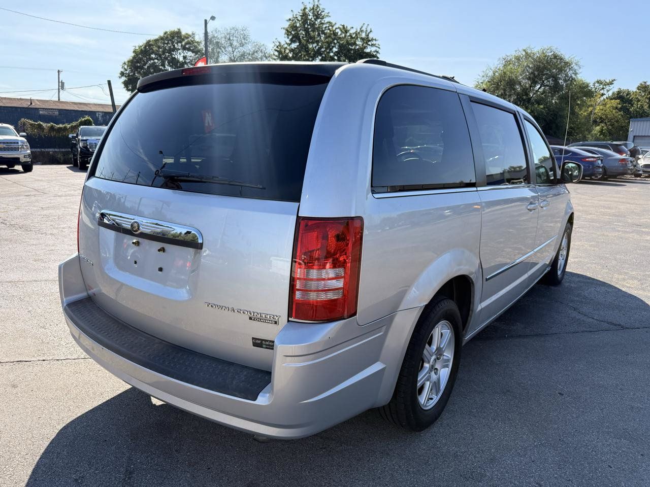 Used 2010 Chrysler Town & Country Touring FWD image 5