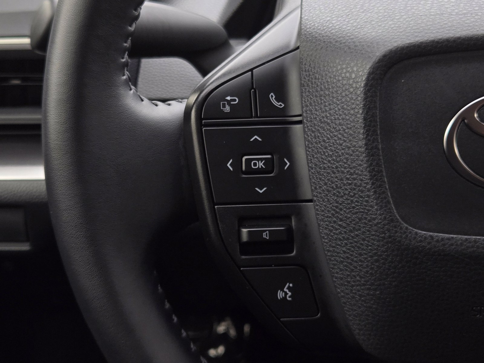 Certified 2025 Toyota Prius LE FWD image 20