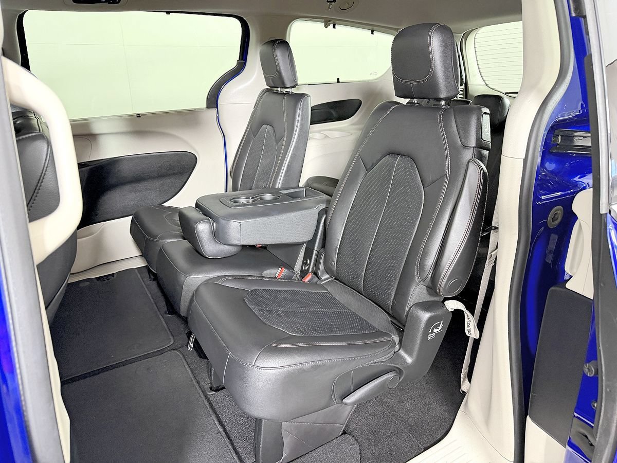 Used 2018 Chrysler Pacifica Touring-L w/ Tire & Wheel Group FWD image 35
