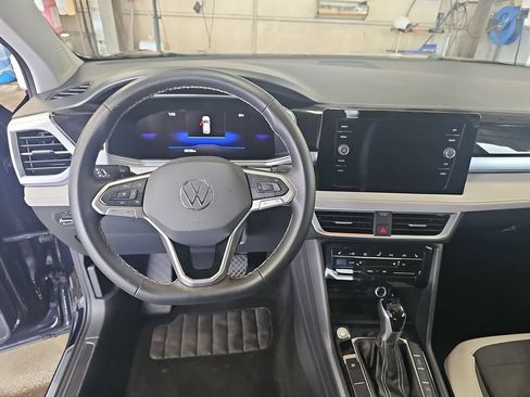 Used 2025 Volkswagen Taos SE FWD image 16