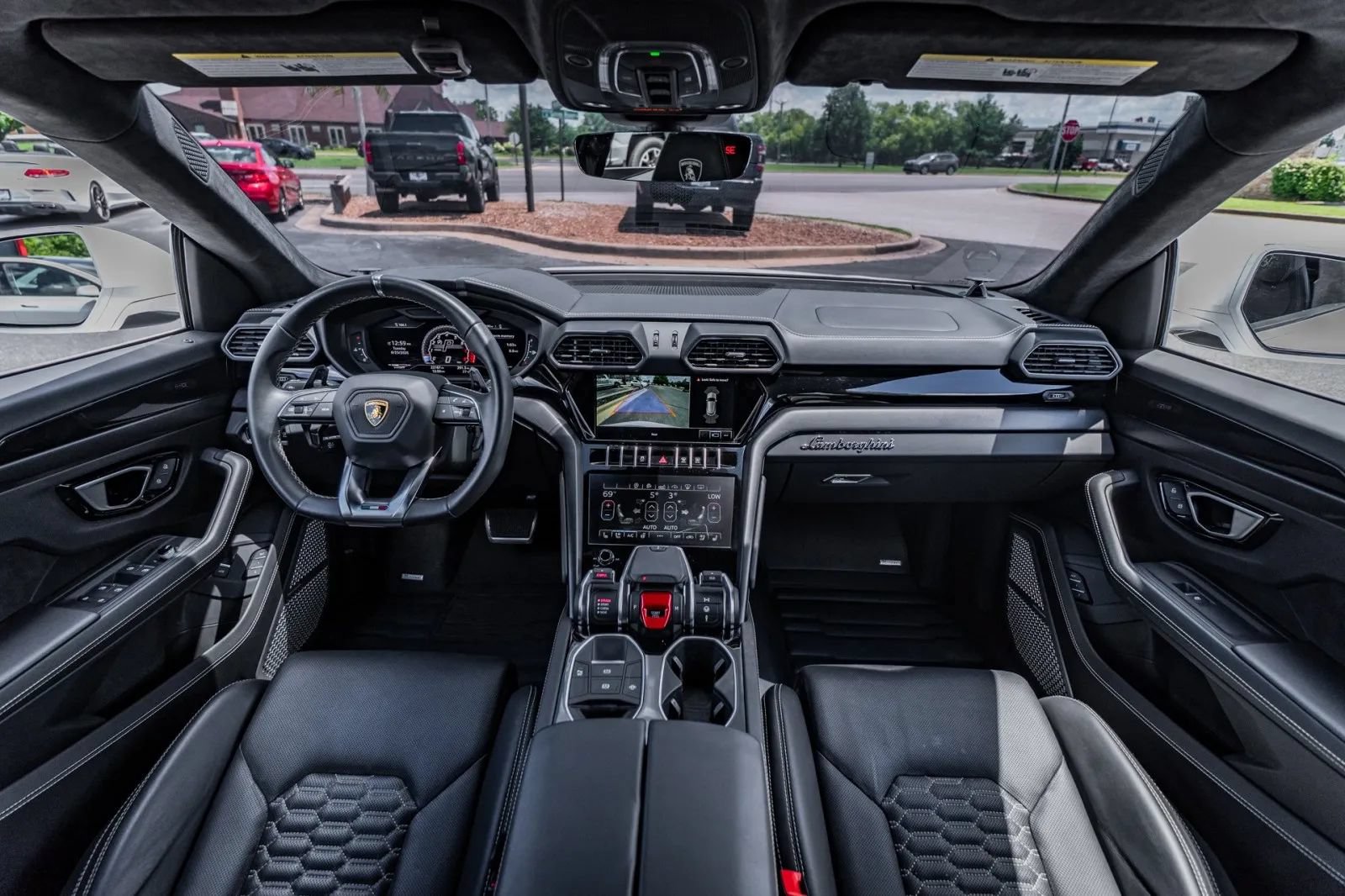 Used 2021 Lamborghini Urus AWD/4WD image 2