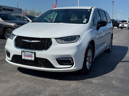 Used 2024 Chrysler Pacifica Touring-L FWD image 8