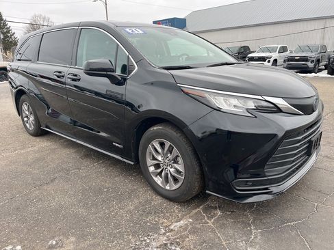 Used 2021 Toyota Sienna LE image 7