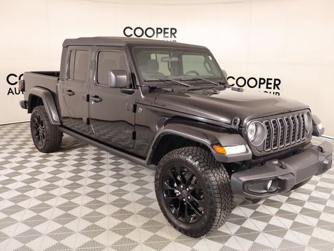 Used 2025 Jeep Gladiator Sport AWD/4WD image 1