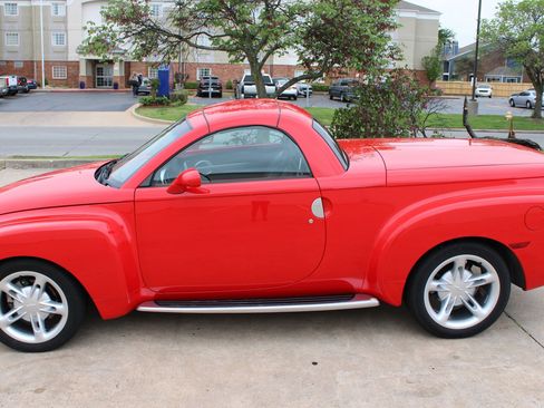 Used 2004 Chevrolet SSR w/ Preferred Equipment Group RWD image 2
