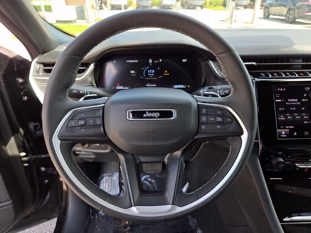 Used 2025 Jeep Grand Cherokee Altitude AWD/4WD image 32