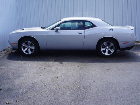Used 2022 Dodge Challenger SXT image 3