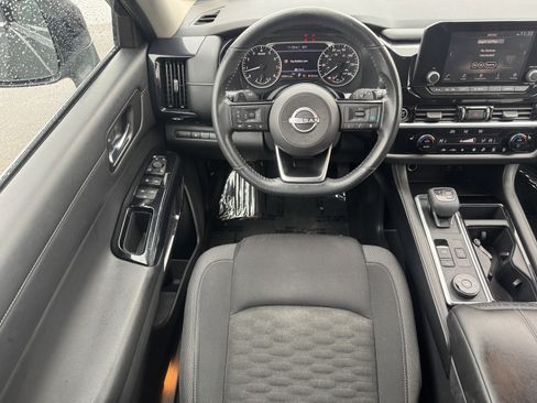 Used 2022 Nissan Pathfinder SV image 16