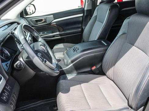 Used 2018 Toyota Highlander Plus FWD image 17