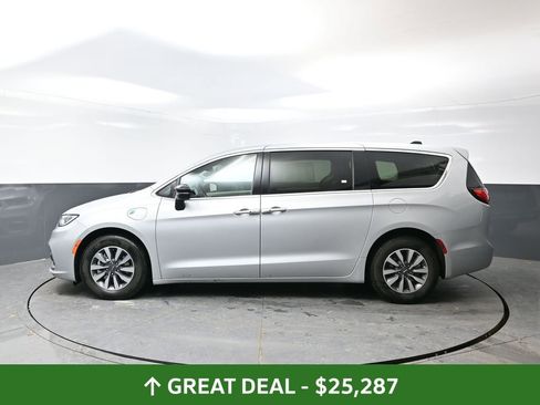 Used 2024 Chrysler Pacifica Limited FWD image 12