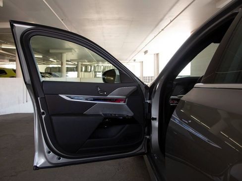 New 2025 BMW i7 xDrive60 image 13