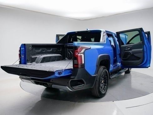 New 2025 Chevrolet Silverado EV LT image 21