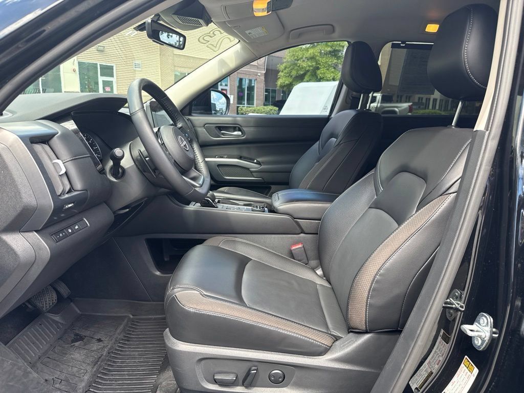 Used 2023 Nissan Pathfinder SL AWD/4WD image 16