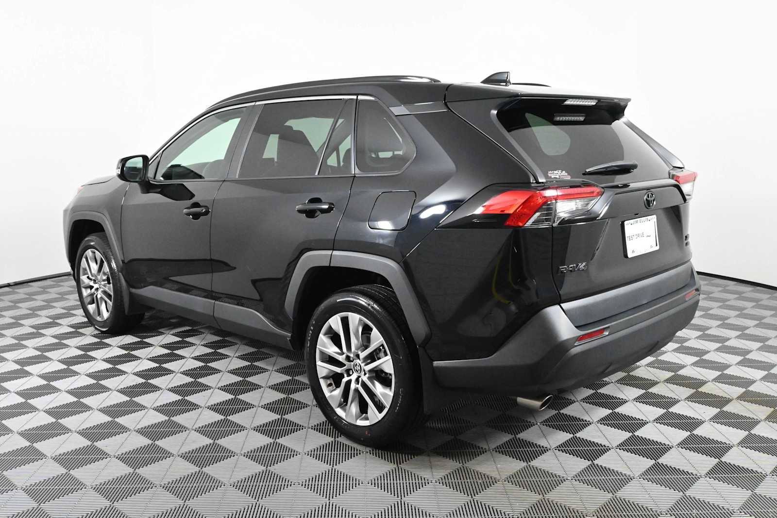 Used 2023 Toyota RAV4 XLE Premium AWD/4WD image 6
