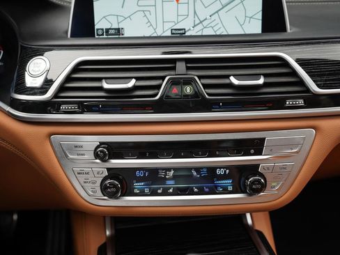 Used 2022 BMW 750i xDrive w/ Executive Package AWD/4WD image 34