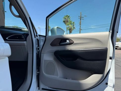 Used 2017 Chrysler Pacifica Touring-L w/ Tire & Wheel Group FWD image 33