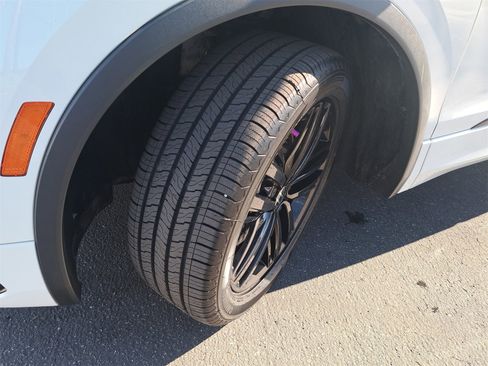 Used 2022 Volkswagen Tiguan SE R-Line image 33