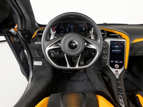 Used 2024 McLaren 750S Spider RWD image 18
