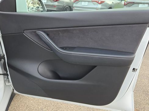 Used 2022 Tesla Model Y Long Range image 10