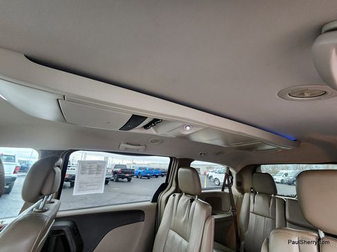 Used 2014 Chrysler Town & Country Touring image 46