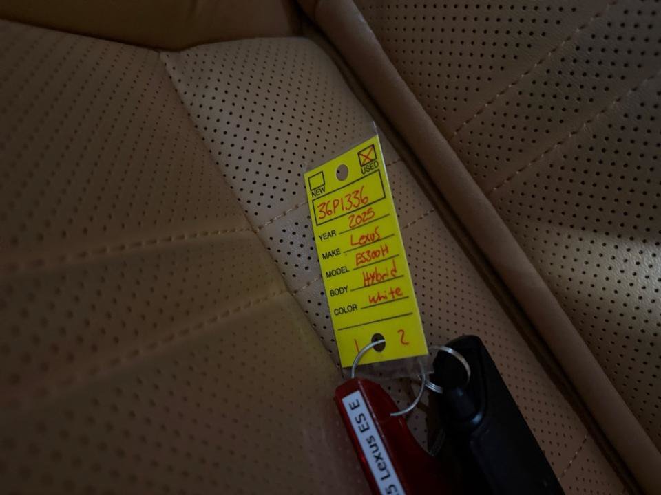 Used 2025 Lexus ES 300h w/ Technology Package FWD image 37