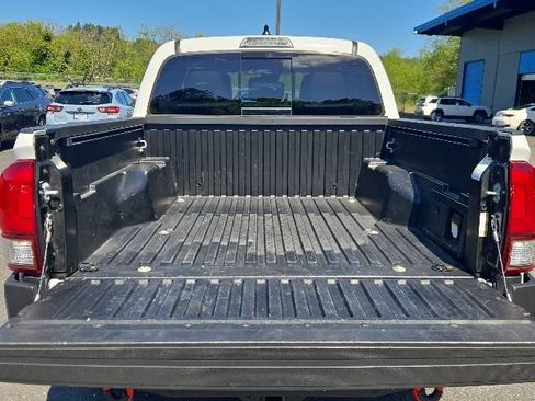 Used 2022 Toyota Tacoma TRD Sport w/ TRD Premium Sport Package AWD/4WD image 18