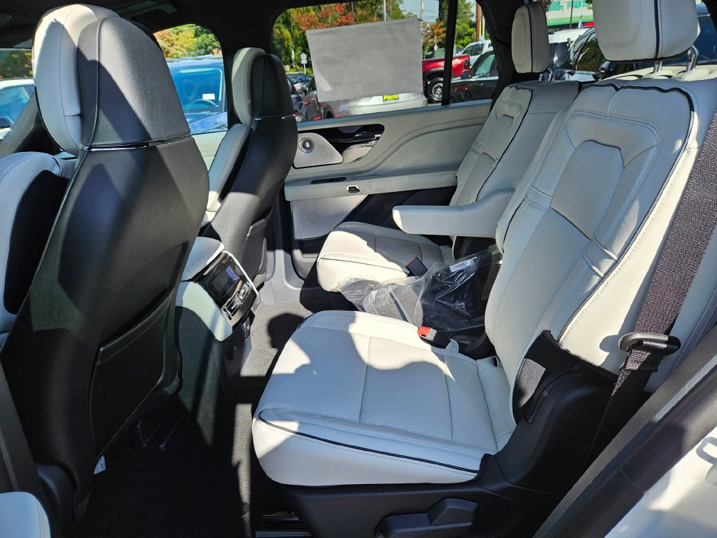 New 2027 Lincoln Navigator Reserve AWD/4WD image 12