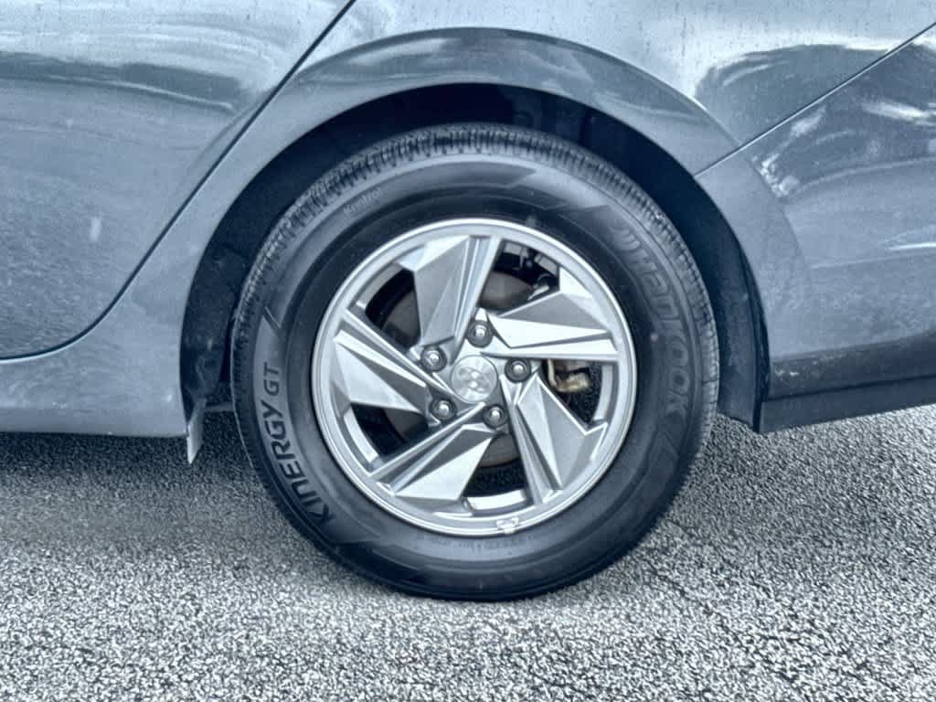 Used 2025 Hyundai Elantra SE FWD image 11