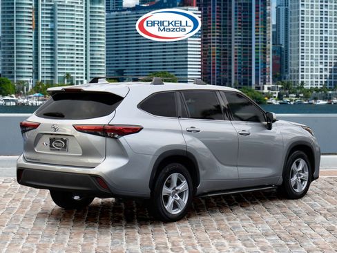 Used 2020 Toyota Highlander L image 12