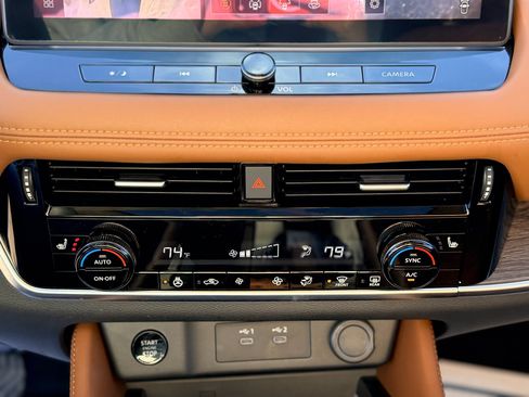 Used 2025 Nissan Rogue Platinum image 18