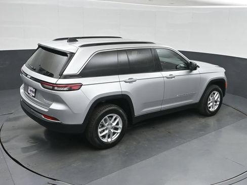 New 2026 Jeep Grand Cherokee Laredo w/ Trailer Tow Package AWD/4WD image 32