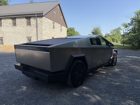 Used 2024 Tesla Cybertruck AWD Crew Cab image 5