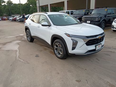 Used 2025 Chevrolet Trax LT w/ LT Convenience Package image 6