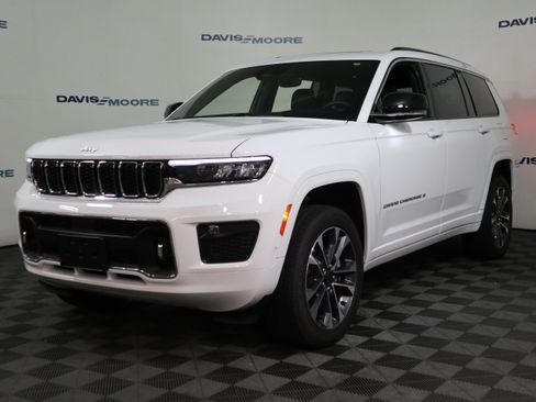 Used 2025 Jeep Grand Cherokee L Overland w/ Trailer Tow Package AWD/4WD image 13