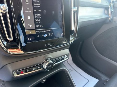 Used 2020 Volvo XC40 T5 Momentum image 25