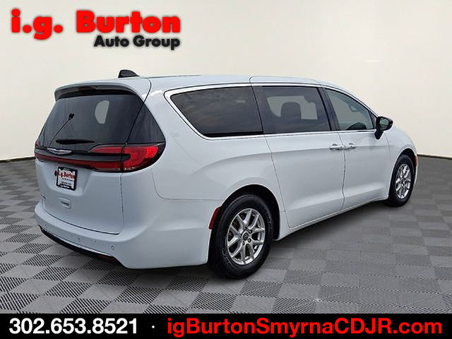 Used 2024 Chrysler Pacifica Touring-L FWD image 6