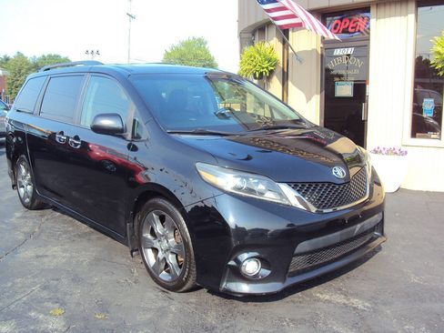 Used 2016 Toyota Sienna SE Premium FWD image 2