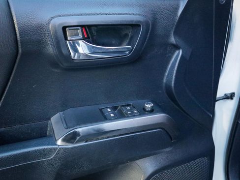 Used 2018 Toyota Tacoma TRD Off-Road w/ Technology Package image 15