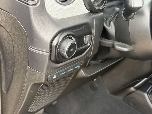 Used 2025 Jeep Wrangler Unlimited Sahara w/ Safety Group AWD/4WD image 21