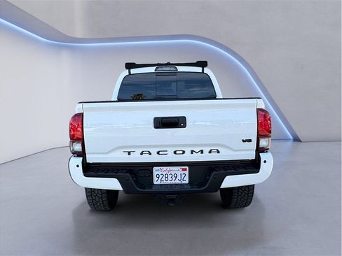 Used 2018 Toyota Tacoma TRD Off-Road AWD/4WD image 5