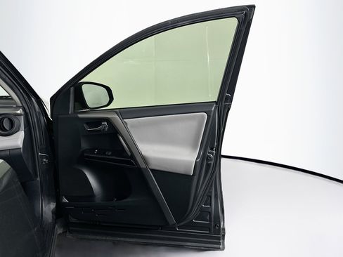 Used 2018 Toyota RAV4 Limited image 33