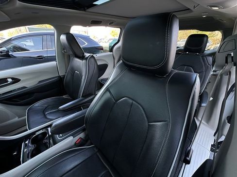 Used 2023 Chrysler Pacifica Limited image 12
