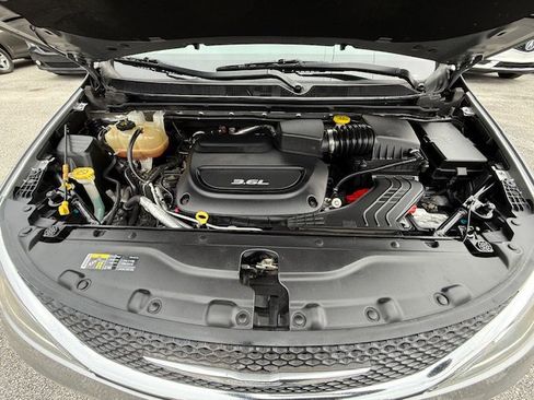 Used 2017 Chrysler Pacifica Touring-L image 4